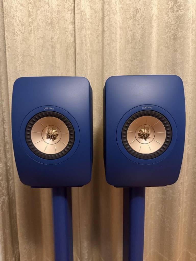 KEF LS50 Meta Royal Blue + speciale KEF S2 Floor Stand.