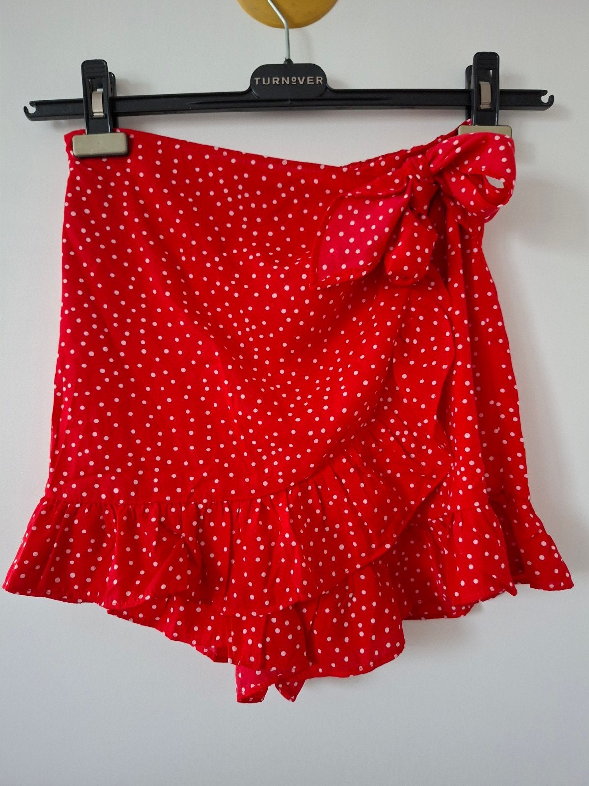Rode skort met stippen, ruches en strik, Ophalen of Verzenden, Maat 36 (S), Boven de knie, Rood