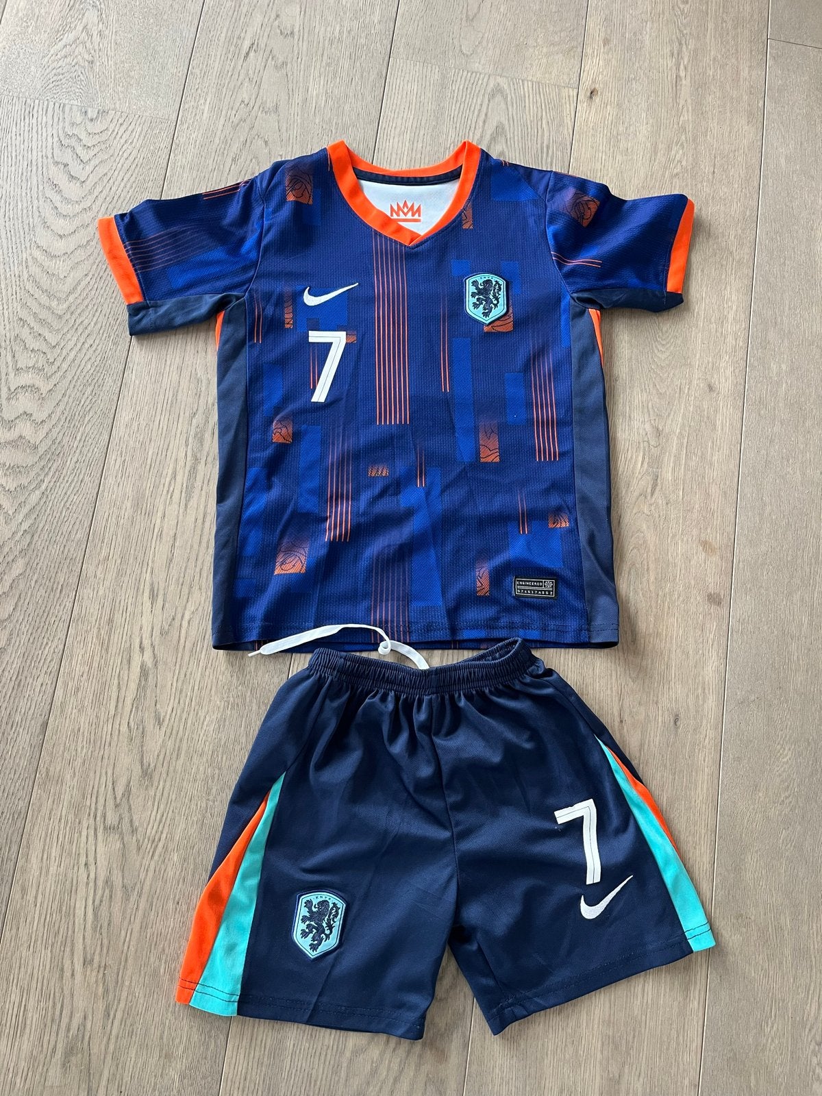 Oranje  voetbaltenue maat 128 (opdruk Nout nummer 7), Kinderen en Baby's, Ophalen of Verzenden, Gebruikt, Jongen