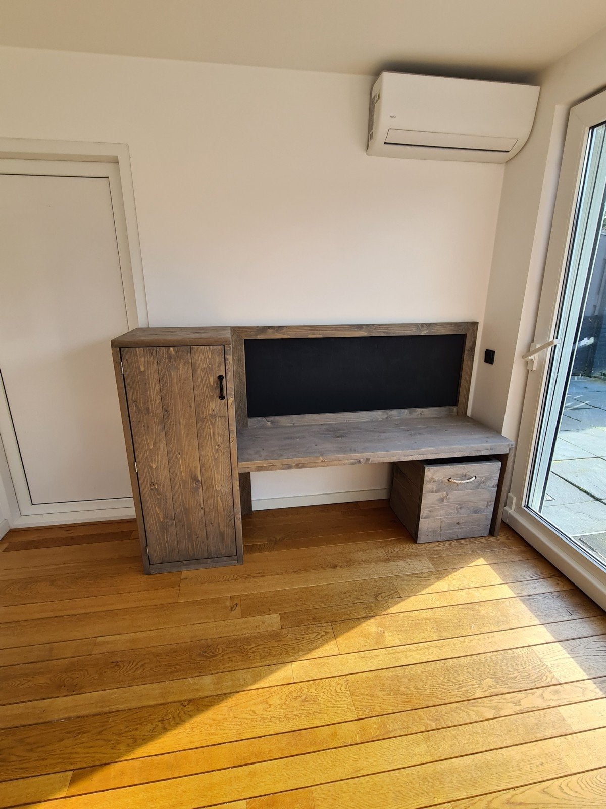 Foto 3 van Kindermeubel met kast, krijtbord, opbergbak en stoel.