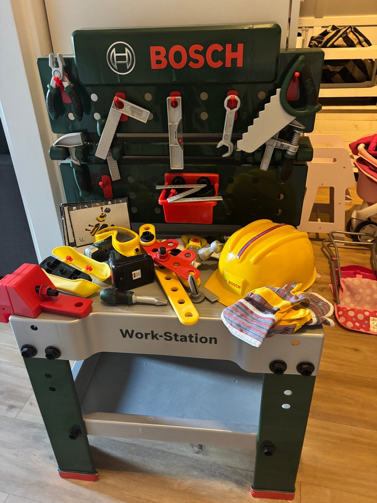 Bosch Work-Station met gereedschap en accessoires, Kinderen en Baby's, Ophalen, Zo goed als nieuw, Jongen of Meisje