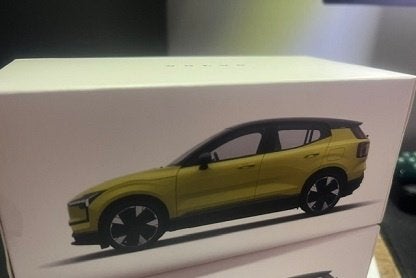 Volvo EX30 2024 Moss Yellow 1:43 Chinese Dealer Doos, Overige merken, Tschuiten@hotmail.com, Auto, Chinese Dealer Doos