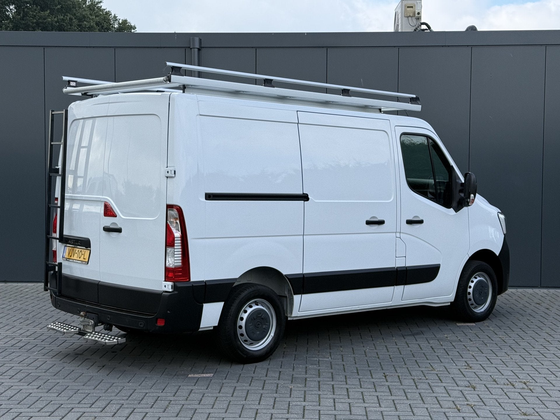 Renault Master 2.3 dCi 135 PK / L1H1 / 19.857 KM! / 2.5 TONS, Auto's, Voorwielaandrijving, Gebruikt, Euro 6, 4 cilinders