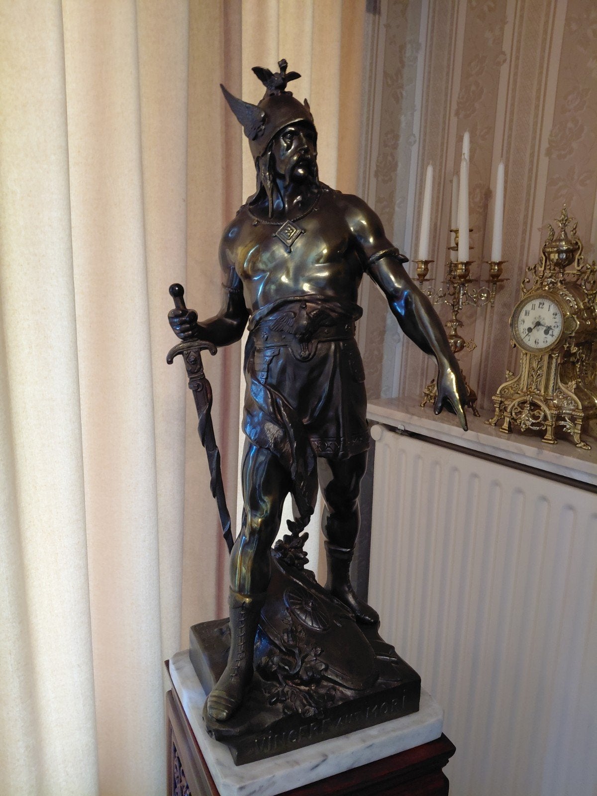 Groot beeld in legering getekend e picault, Ophalen