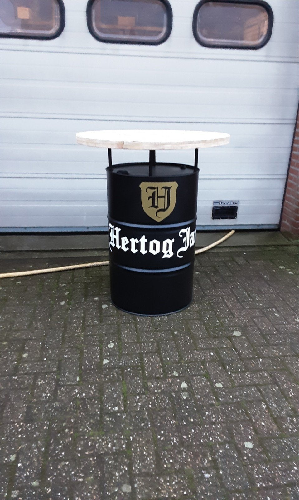 Statafel van een dekselvat met het hertog Jan logo, Ophalen, Nieuw