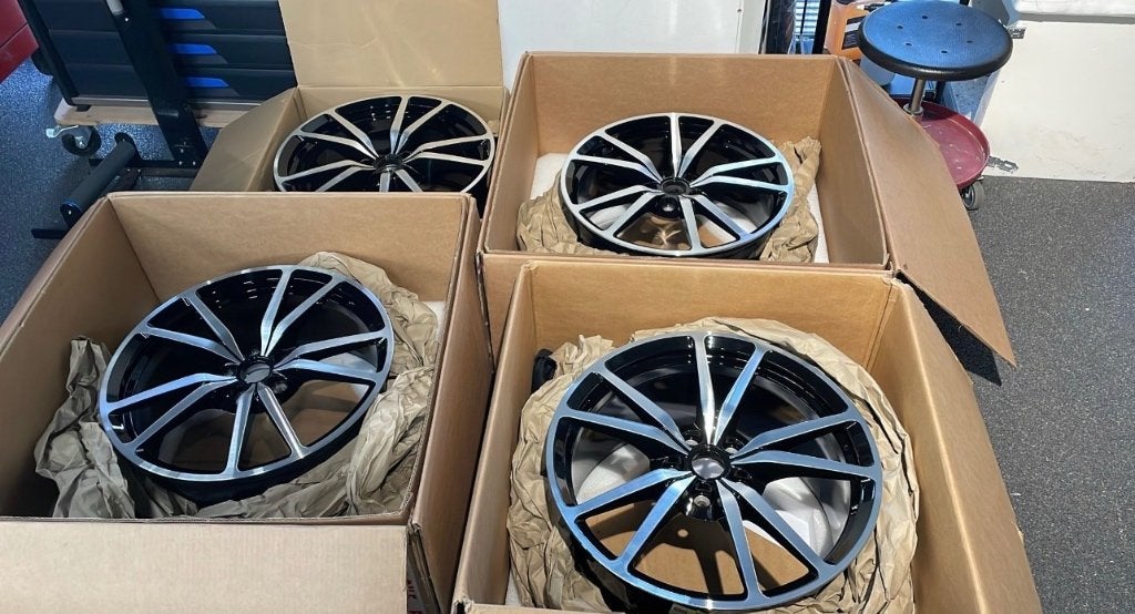 Originele Aston Martin 19” velgenset – Fabrieksnieuw, Auto-onderdelen, Banden en Velgen, 19 inch, Velg(en), 275 mm, Nieuw