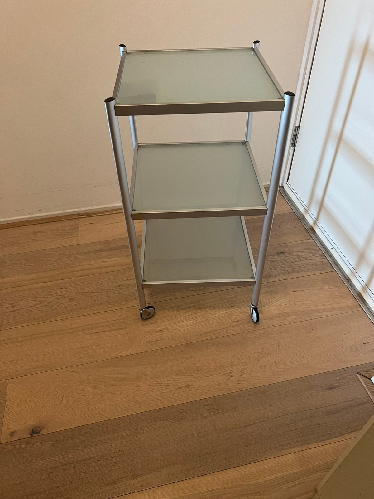 Mooi opbergmeubel met wieltjes en glazen plateaus, Ophalen, Gebruikt, 50 tot 100 cm, Vierkant