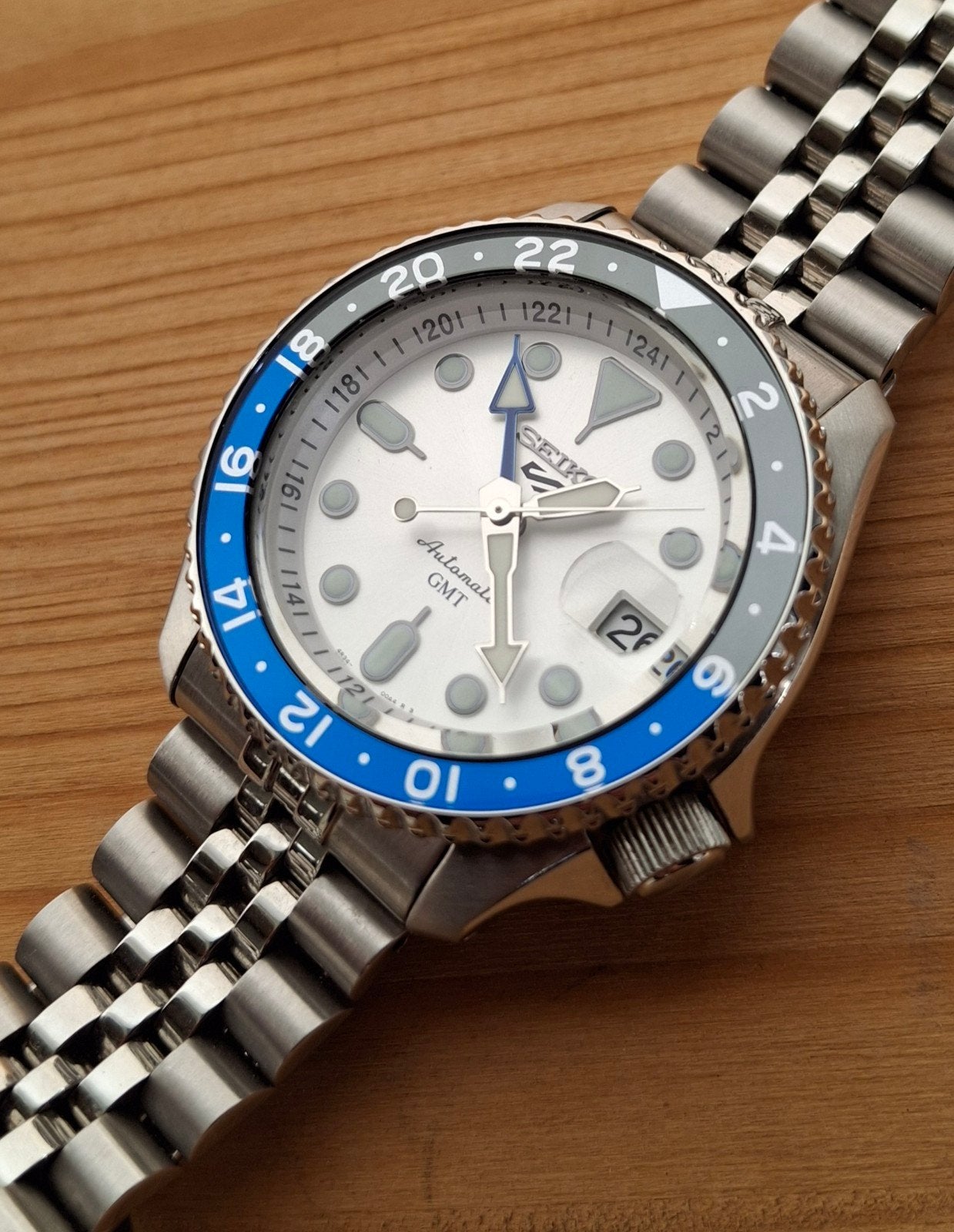 Seiko5 sport GMT /satijnwitte paarlenmoer wijzerplaat, Sieraden, Tassen en Uiterlijk, Staal, Polshorloge, Ophalen of Verzenden