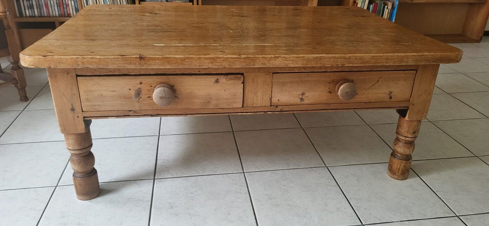 Grenenhouten salontafel met twee lades, Ophalen