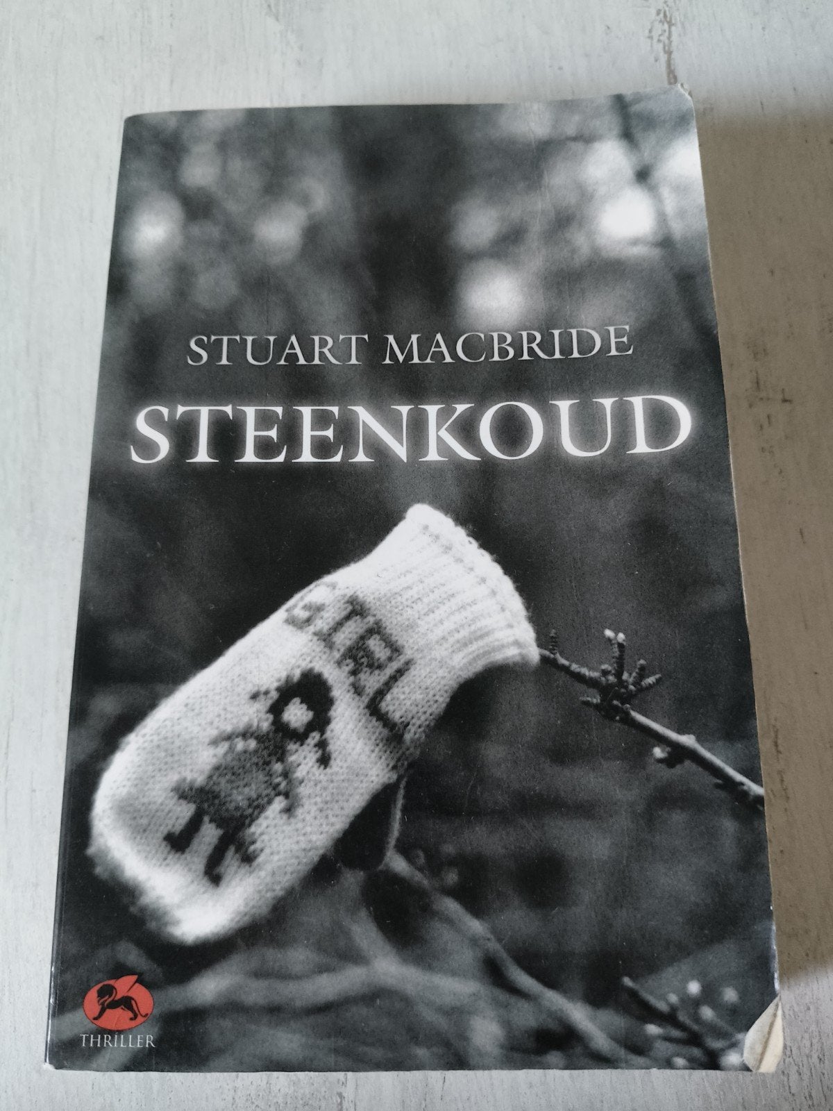 Steenkoud - Stuart MacBride (Thriller), Boeken, Ophalen of Verzenden, Gelezen, Stuart MacBride, Scandinavië