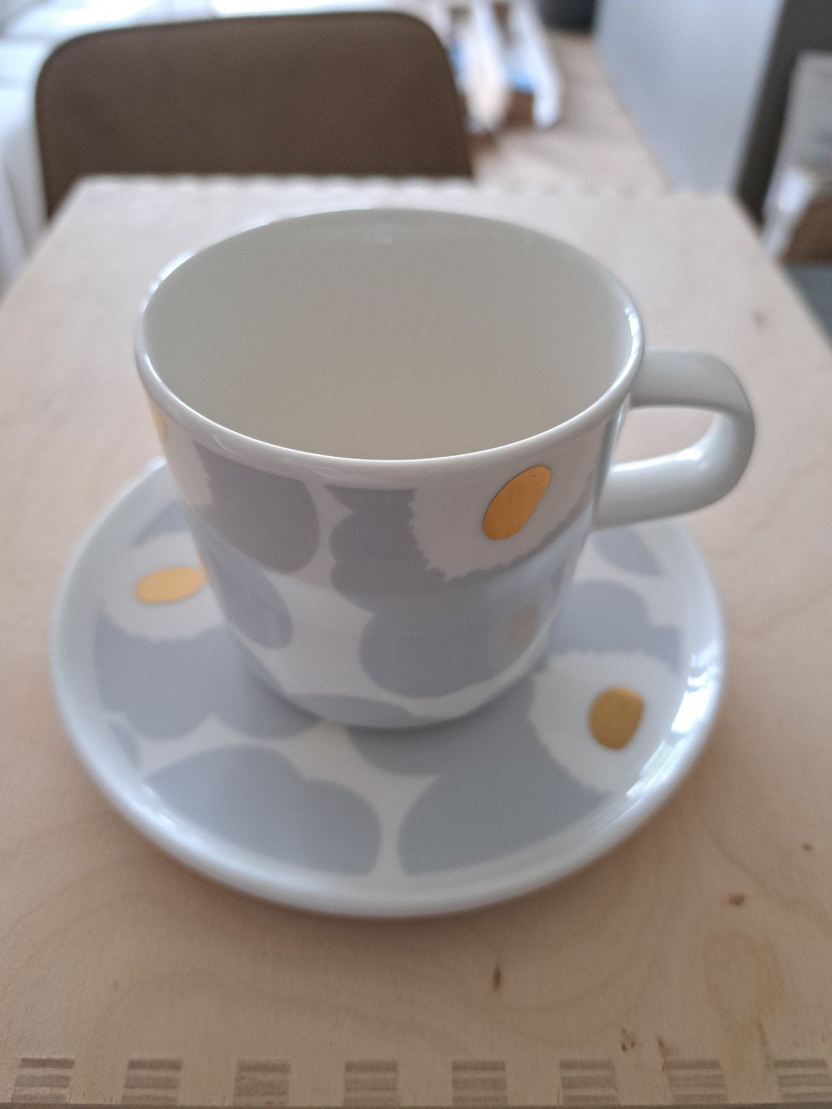 Marimekko Oiva Unikko kop en schotel, grijs/goud, design, Gebruikt, Ophalen of Verzenden, Overige stijlen, Kop(pen) en/of Schotel(s)