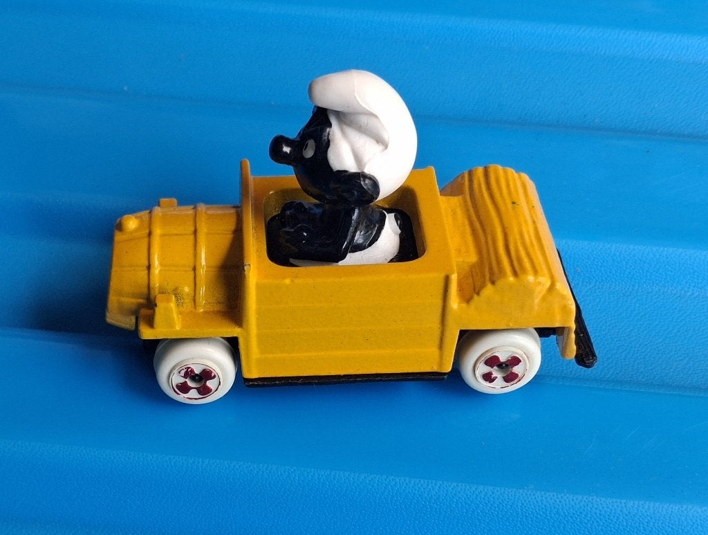 Zwarte smurf in Auto, Verzamelen, Ophalen of Verzenden, Zo goed als nieuw, Overige Smurfen