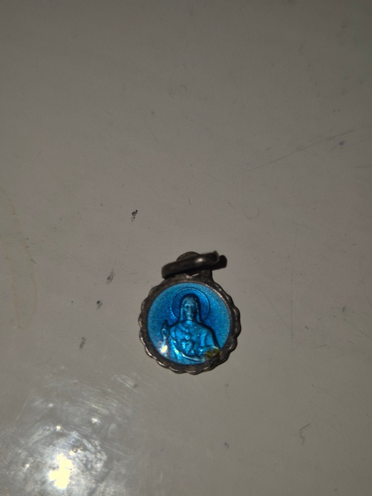 Vintage zilveren/metalen Maria medaille hanger met blauw, Ophalen of Verzenden