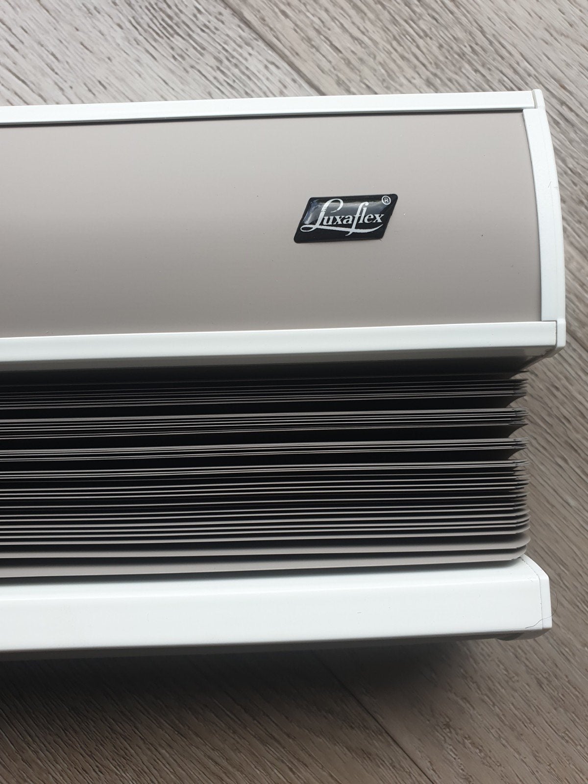 Nieuw! mooie Luxaflex jaloezie luxe uitvoering 90,5 cm breed, Beige, Ophalen of Verzenden, Inclusief montageonderdelen, 164 cm
