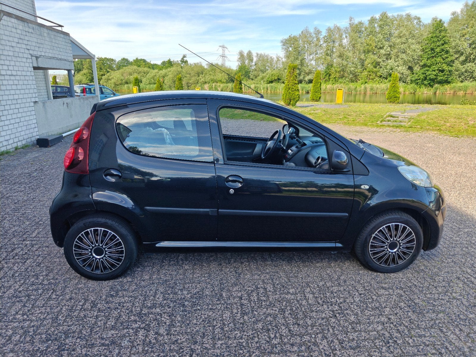 Peugeot 107 1.0 12V 5DR 2013 Zwart, Voorwielaandrijving, Stof, 4 stoelen, Handgeschakeld