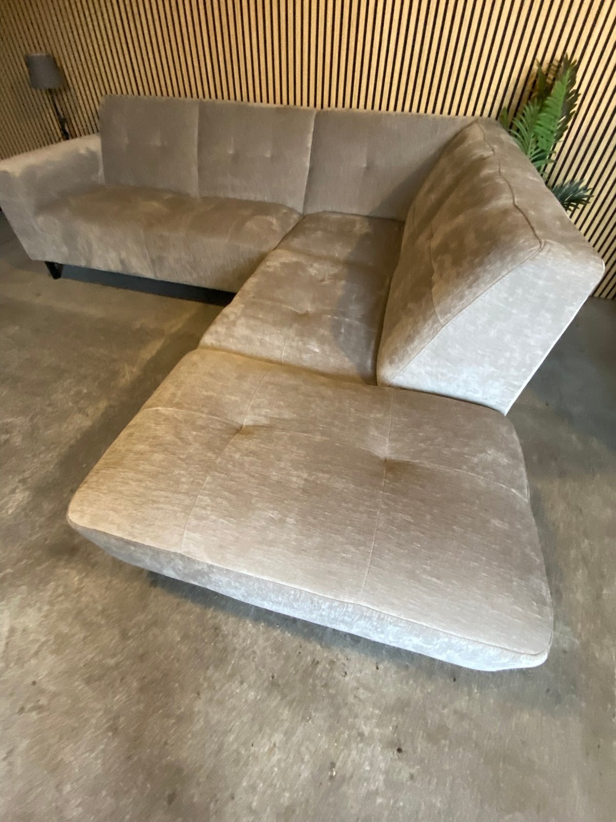 !!ACTIE!! GROEN/GRIJZE MET WITTE TINTEN HOEKBANK, Huis en Inrichting, 250 tot 300 cm, Hoekbank, Ophalen of Verzenden, Zo goed als nieuw
