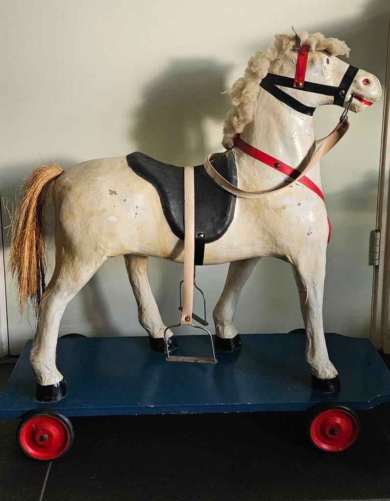 Beeusaert papier-maché paard op wielen, Ophalen