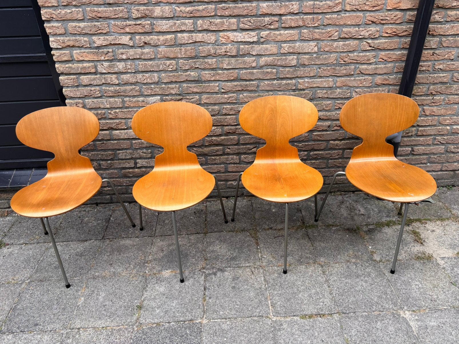 Set van 4 originele Fritz Hansen Ant, 3 poot stoelen, Huis en Inrichting, Stoelen, Ophalen, Gebruikt, Bruin, Vier