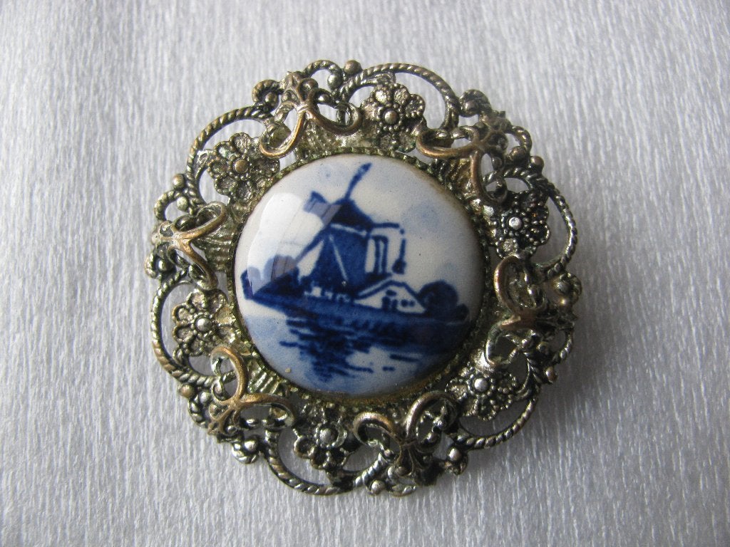 Oude Zilver Kleurige Filigrain Broche met Delfts Blauw Molen, Overige materialen, 4 tot 7 cm, Gebruikt, Verzenden