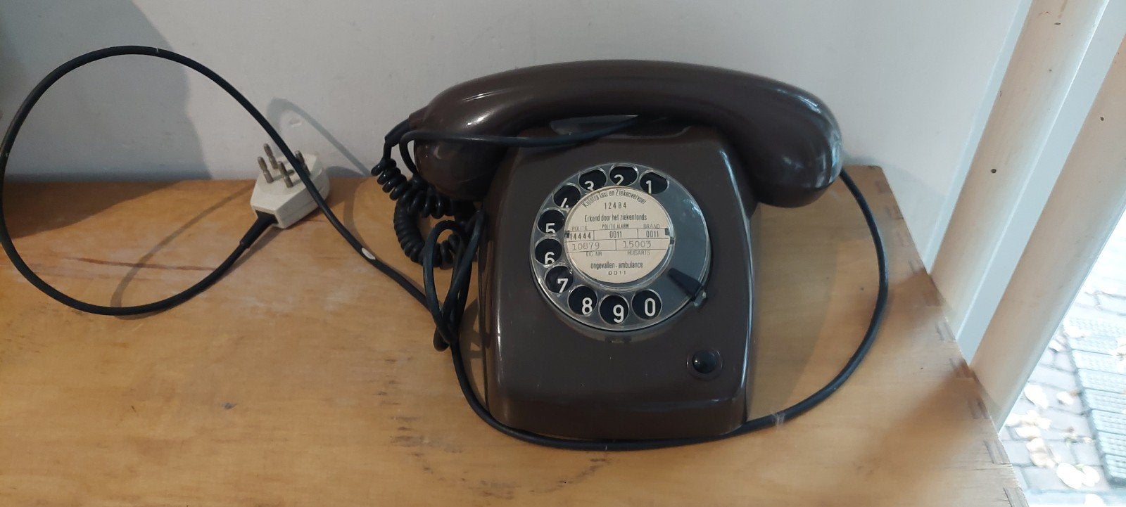 Leuke bruine vintage telefoon, een conversation piece;-), Ophalen of Verzenden, Gebruikt, Met draaischijf