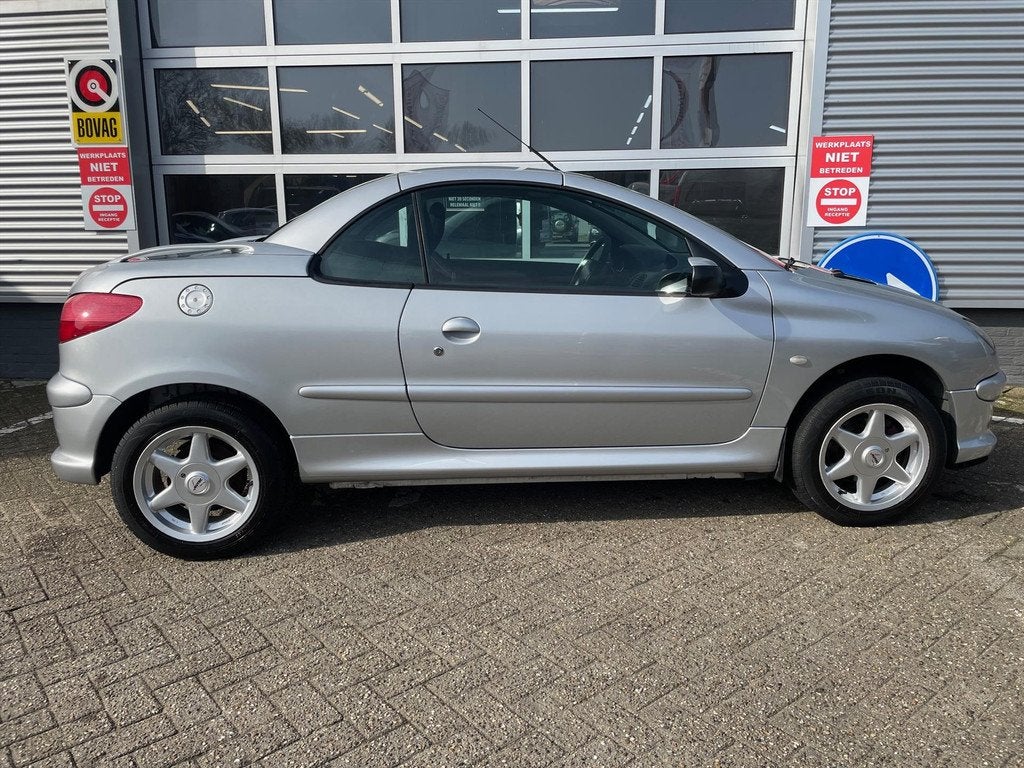 Peugeot 206 1.6i 16v Cabrio, Sportief & Zomerproof, Auto's, Peugeot, Gebruikt, 4 cilinders, Cabriolet, 4 stoelen