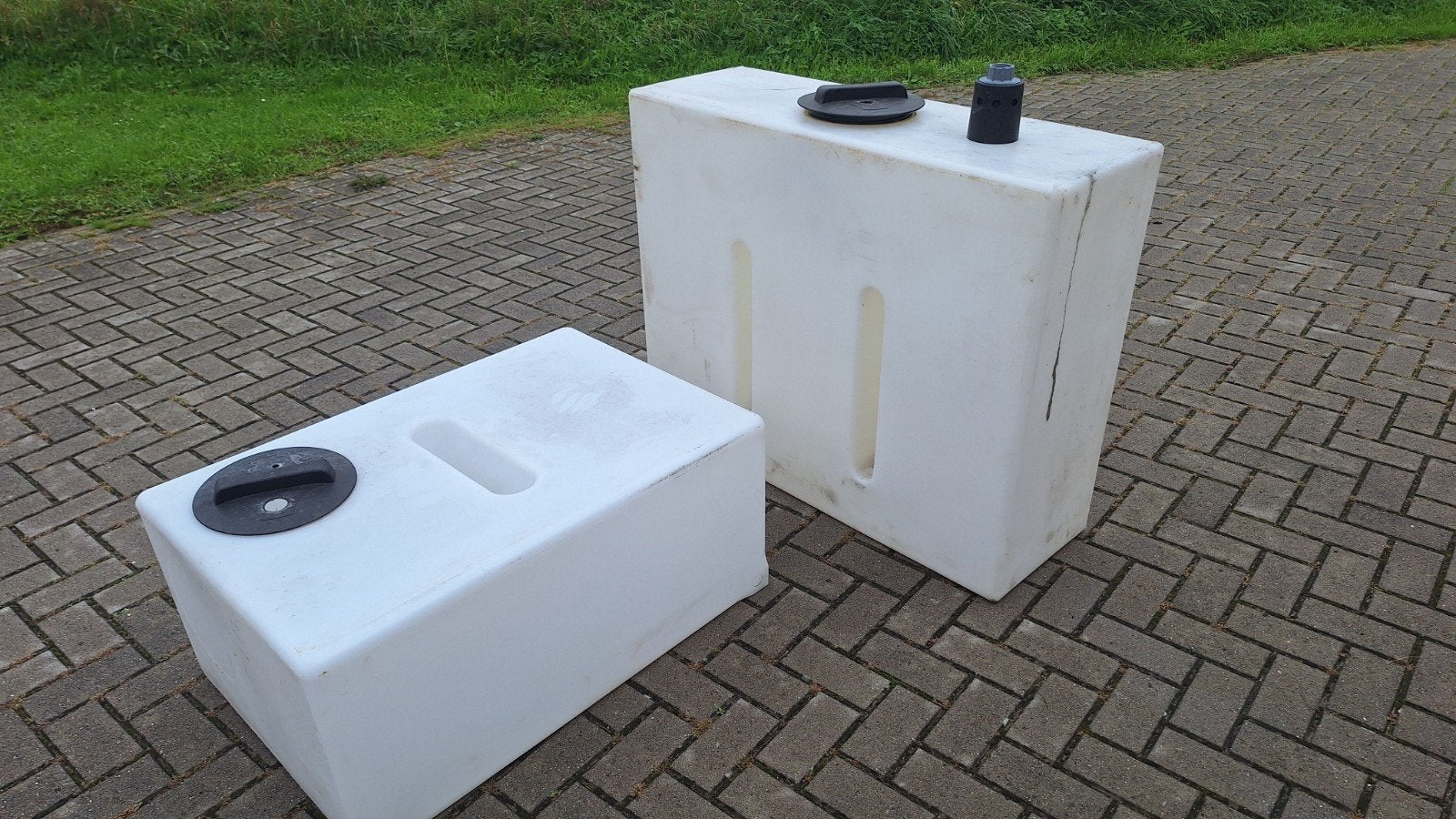 Witte watertanks (2 stuks) - Ideaal voor bv regenwateropslag, Ophalen, Gebruikt