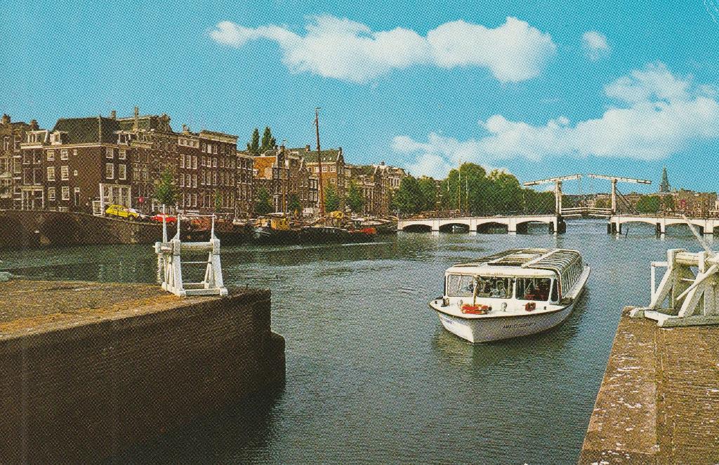 Ansichtkaart Amsterdam De Amstel met Magere brug, Ophalen of Verzenden, Ongelopen, Noord-Holland