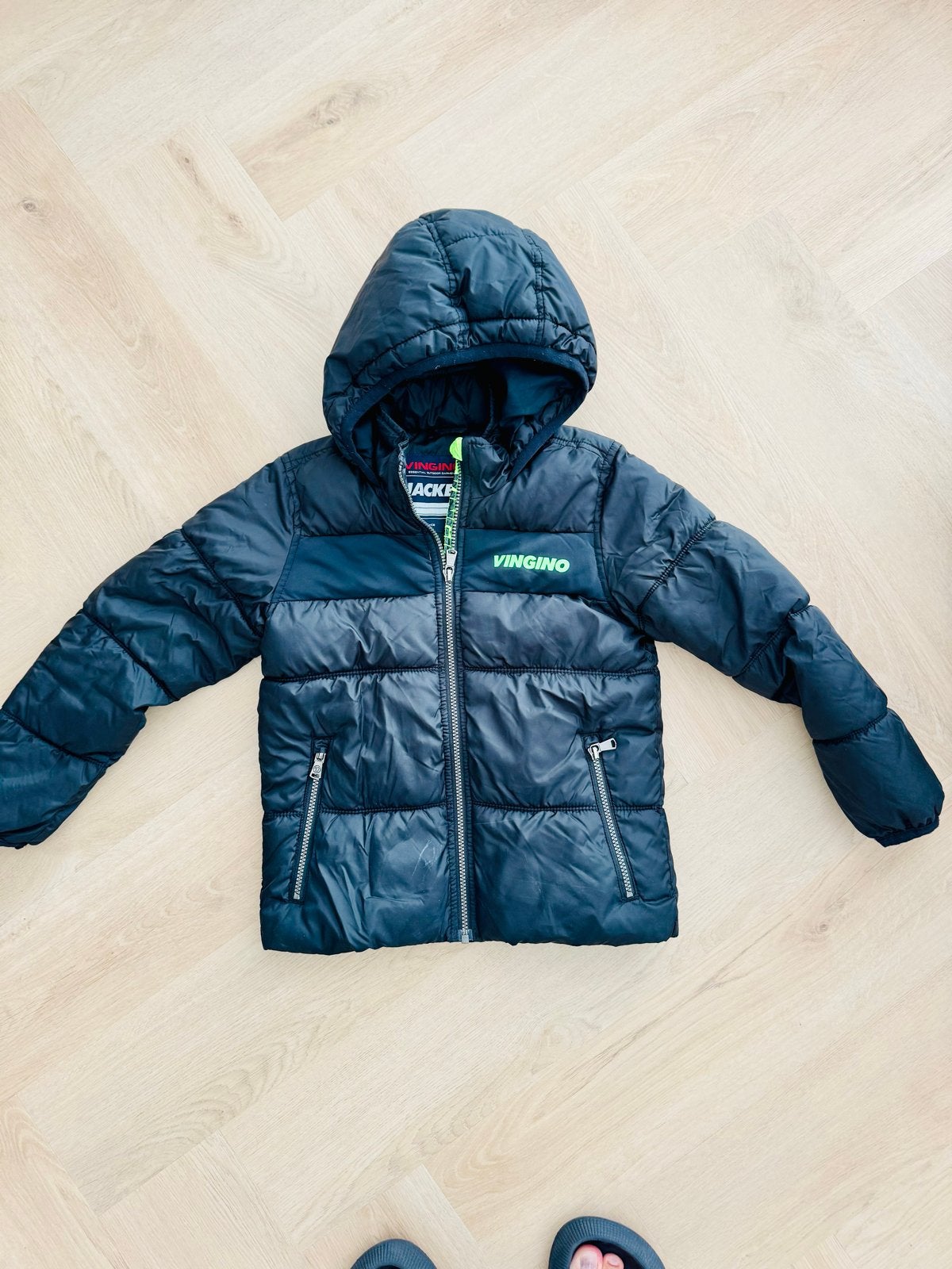 Stoere Vingino Winterjas Jongens Zwart / Neon Groen Maat 128, Ophalen of Verzenden, Zo goed als nieuw, Jongen