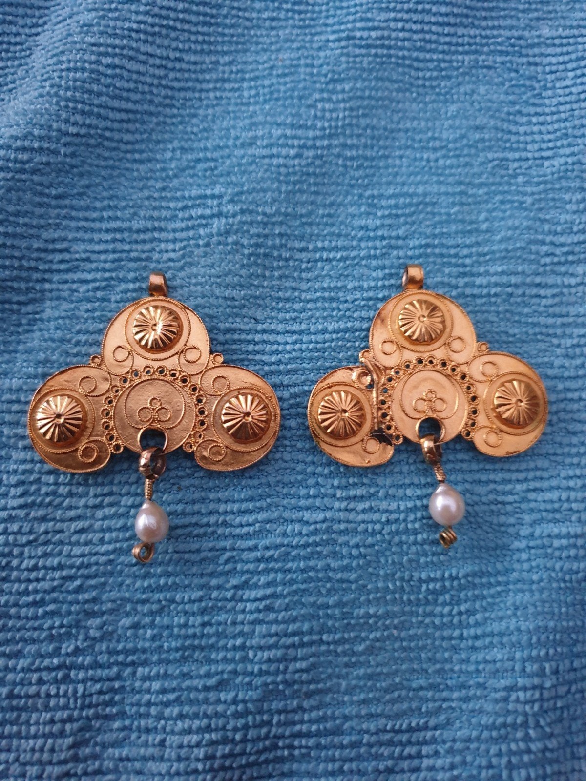 2 x 14 kt Zeeuwse strikken (Z1), Ophalen of Verzenden, Goud