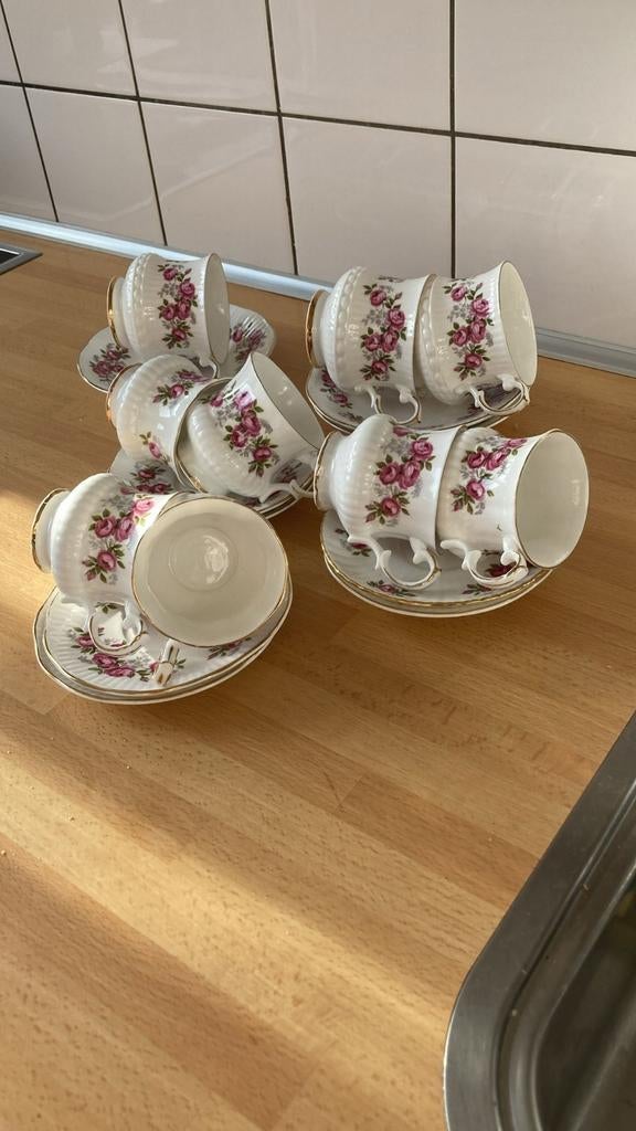 9 Engelse kop en schotels - Willy's Pottery, Ophalen