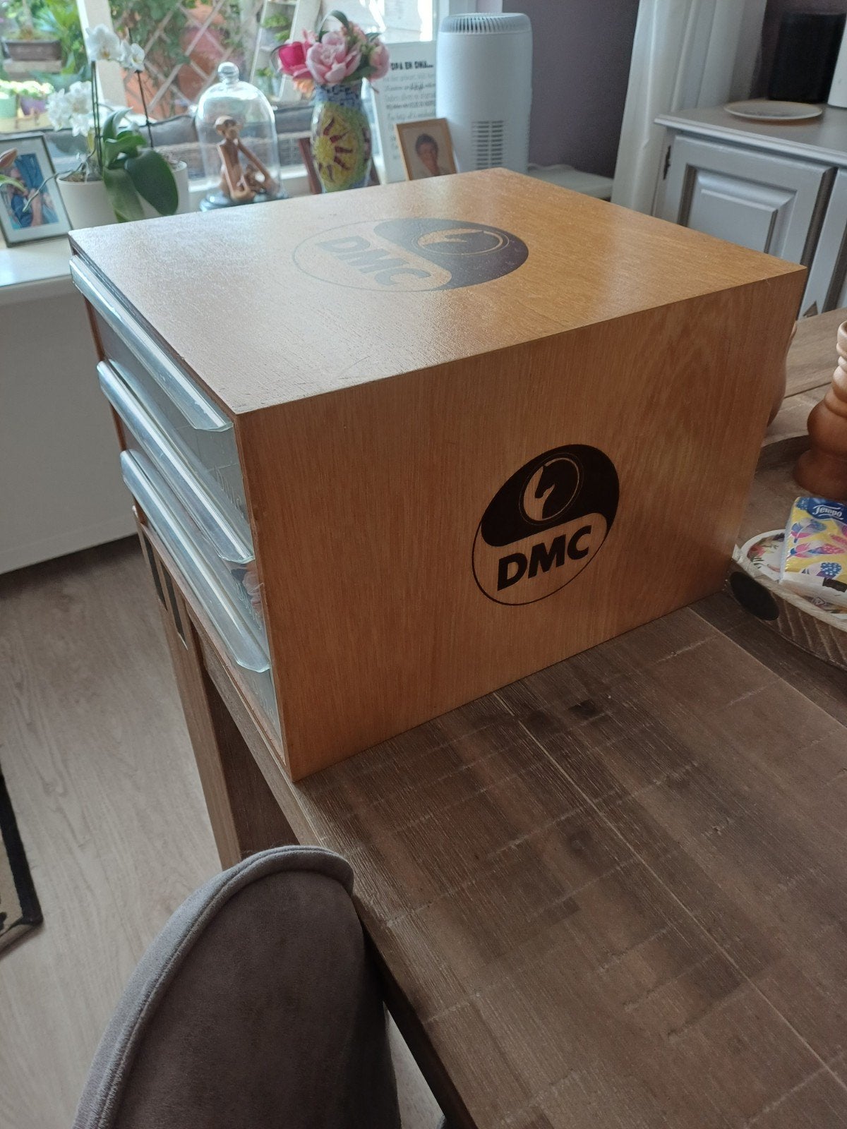 DMC garenkastje, Hobby en Vrije tijd, Borduren en Borduurmachines, Ophalen of Verzenden, Borduurgaren of Zijde