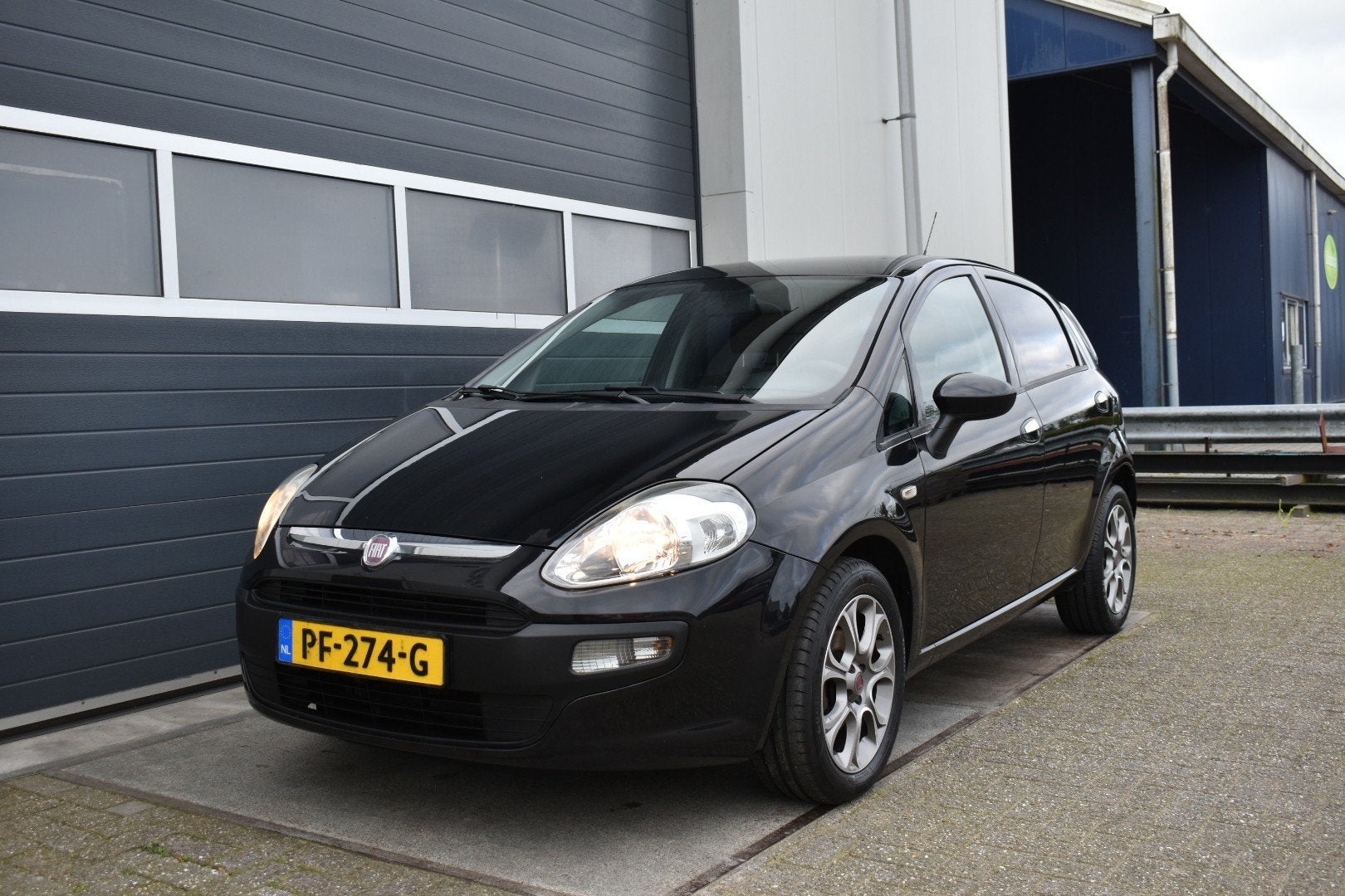 Fiat Punto Evo 1.4 Active Automaat, Euro 5, 4 cilinders, 400 kg, Zwart