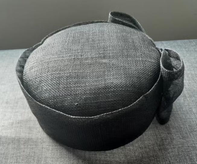 Chique Zwarte Fascinator dop hoed met Strik - Handgemaakt, Hoed, Ophalen of Verzenden, Zo goed als nieuw, Handmade