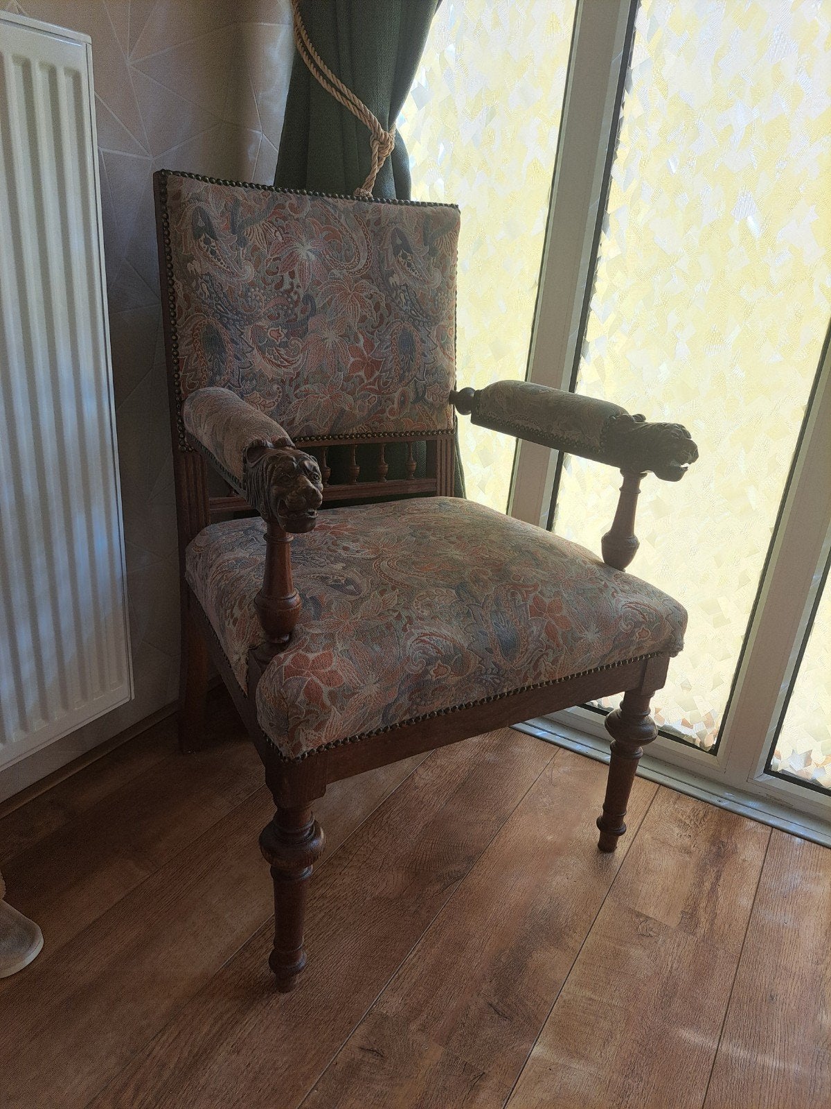 Antieke stoel met leeuwenkoppen en paisley bekleding, Antiek en Kunst, Antiek | Meubels | Stoelen en Banken, Ophalen