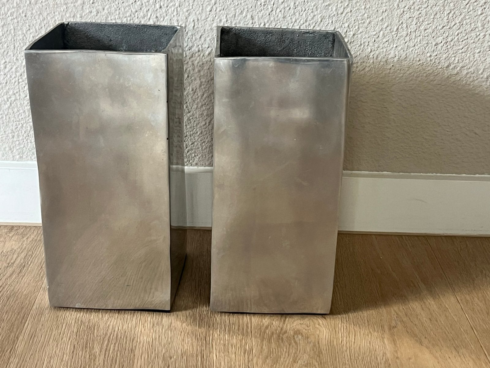 Set van 2 zilverkleurige metalen vazen/plantenbakken, Gebruikt, Ophalen of Verzenden, Zilver, Metaal