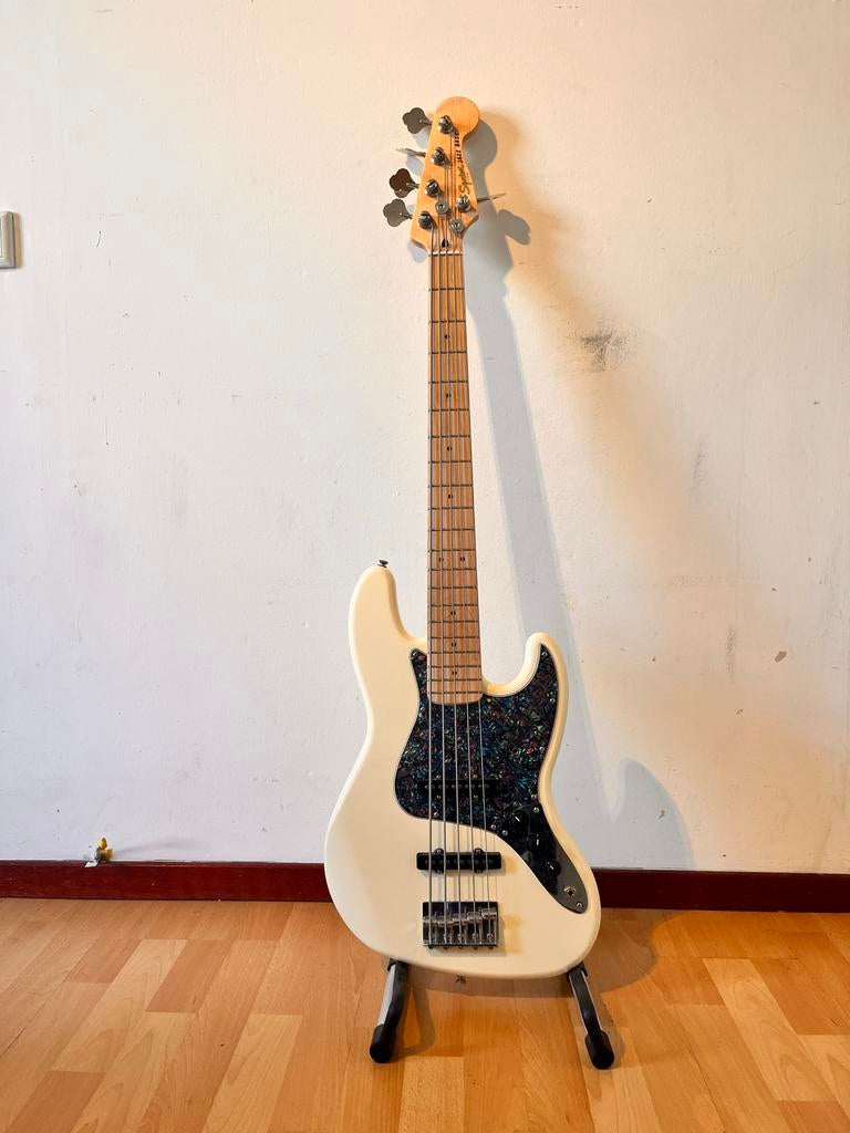 Squier Affinity Jazz Bass V - Zo goed als nieuw, Ophalen of Verzenden, Zo goed als nieuw, Elektrisch, 5-snarig