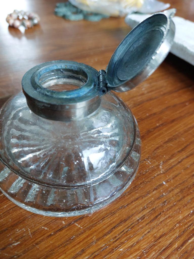 Antieke glazen inktpot met metalen scharnierend deksel, Antiek en Kunst, Antiek | Kantoor en Zakelijk, Ophalen of Verzenden