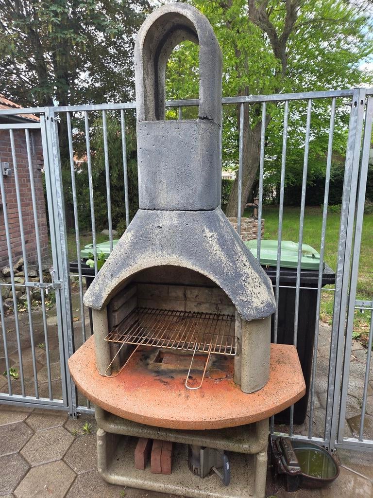 Robuuste betonnen buitenhaard/BBQ met grillrooster, Tuin en Terras, Ophalen, Gebruikt