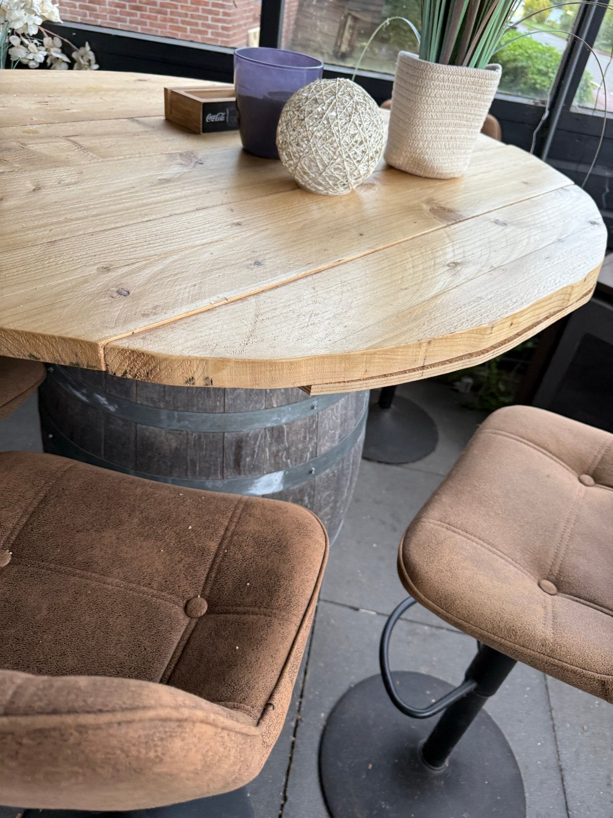 Unieke bartafel met krukken van groot wijnvat, Ophalen, Gebruikt
