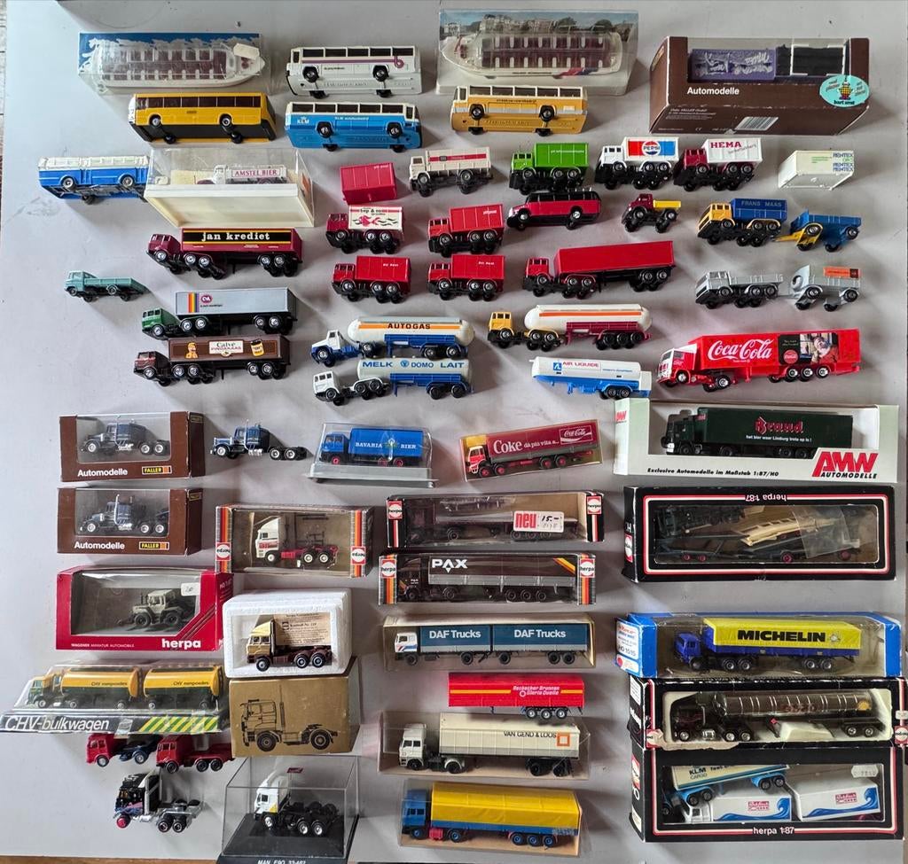 Grote verzameling miniatuur vrachtwagens en bussen 1:87, Hobby en Vrije tijd, Modelauto's | 1:87, Ophalen of Verzenden, Zo goed als nieuw