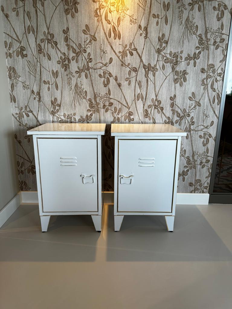 Set van 2 witte metalen nachtkastjes / locker kastjes, Huis en Inrichting, Slaapkamer | Nachtkastjes, Ophalen, Minder dan 45 cm