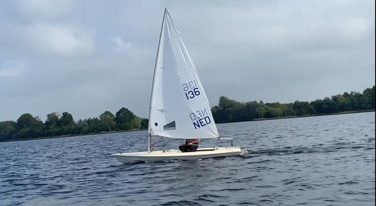 Laser incl wegtrailer, Watersport en Boten, Open zeilboten, Gebruikt, Laser, Laser, Polyester, Dekzeil, Grootzeil, Inclusief trailer