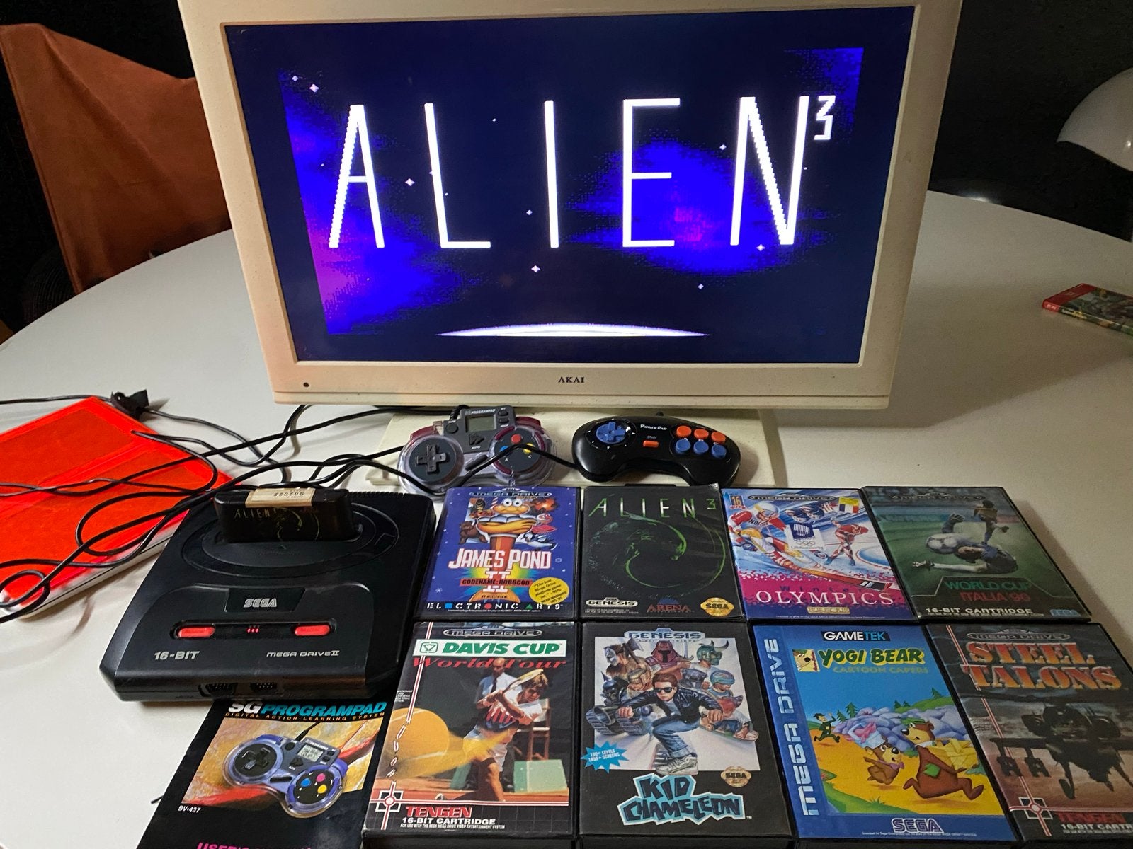 Sega Mega Drive 2 met 2 controllers en 8 games, Spelcomputers en Games, Mega Drive, Met 2 controllers, Ophalen of Verzenden, Gebruikt