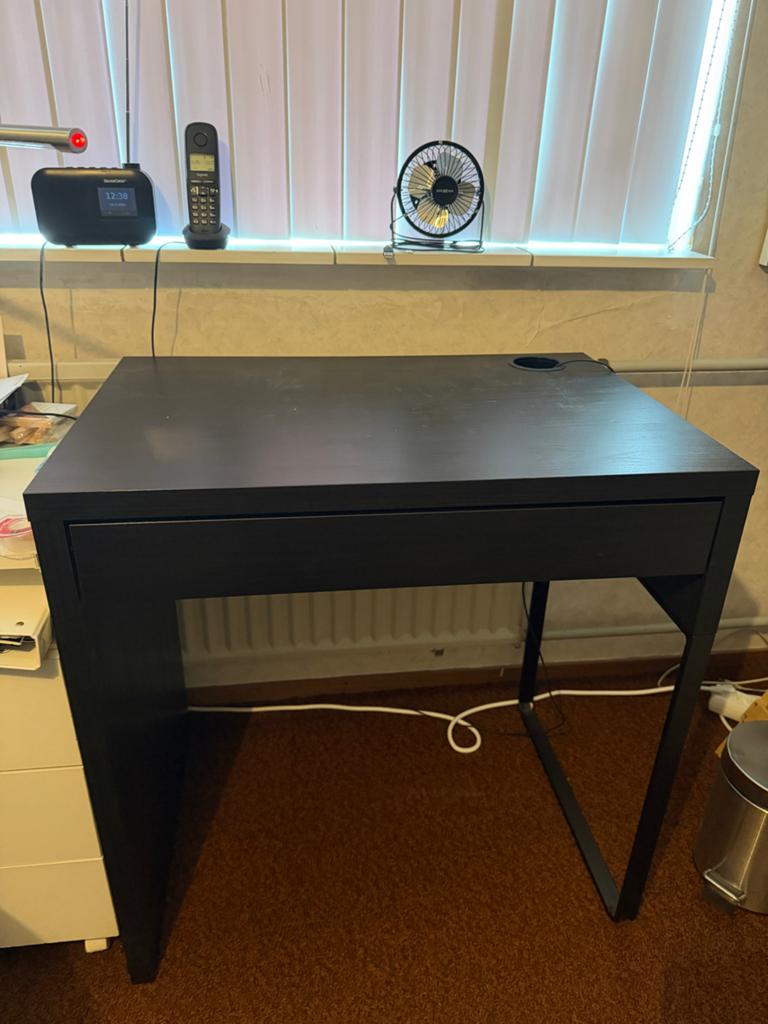 IKEA Micke bureau zwartbruin 73x50 cm - Z.g.a.n., Ophalen, Zwart, Met lades, Zo goed als nieuw