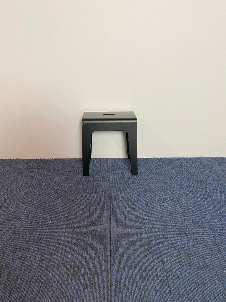 Kruk Bla Station Bimbo - design Peter Brandt - zwart, Huis en Inrichting, Ophalen, Gebruikt, Hout
