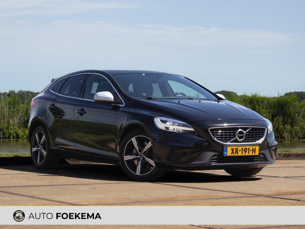 Volvo V40 1.5 T3 Polar+ Sport R-Design LED Pano 18", Auto's, Volvo, Euro 6, 4 cilinders, 700 kg, Zwart