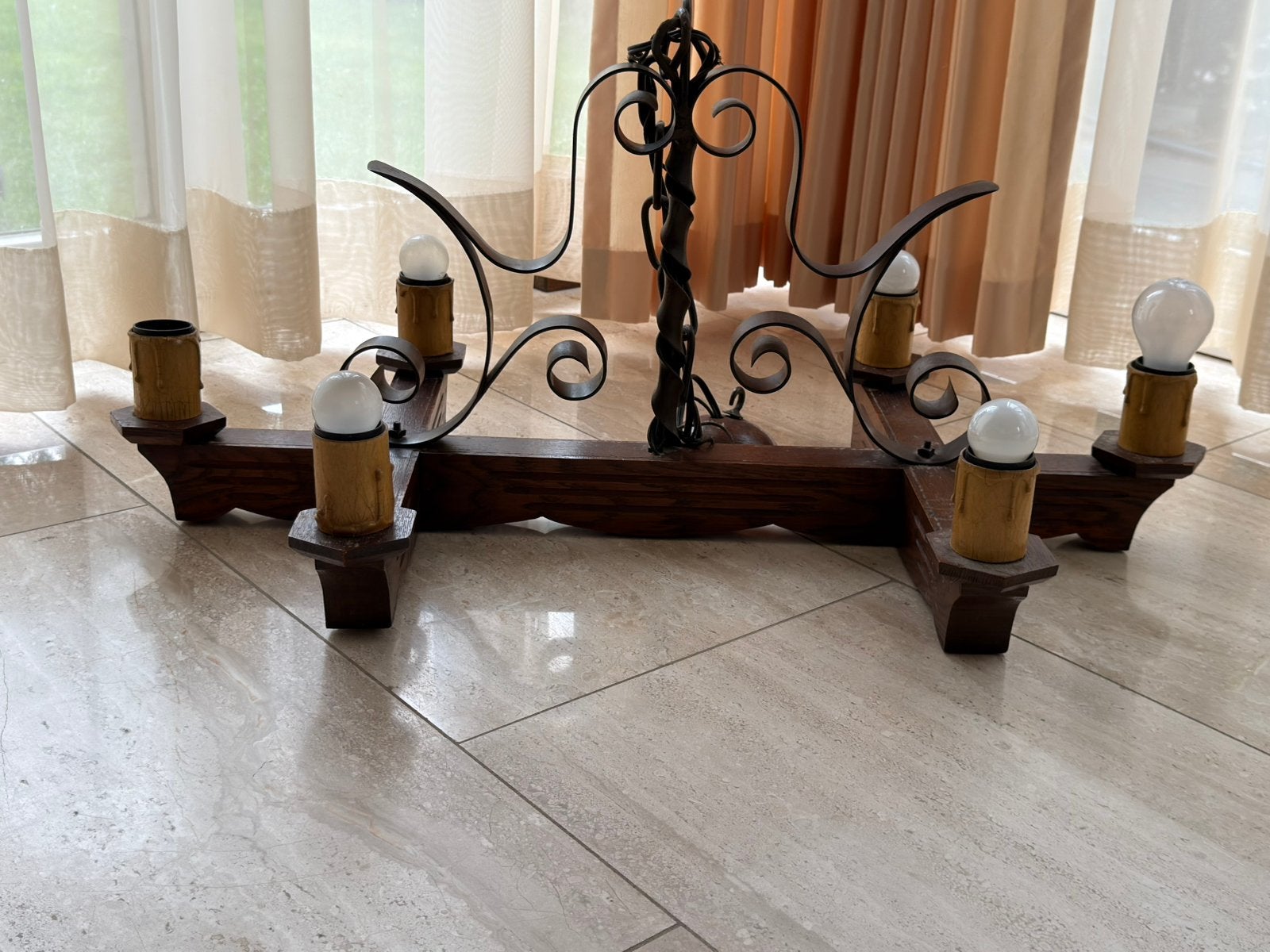 Vintage rustieke kroonluchter van hout en smeedijzer, Huis en Inrichting, Lampen | Kroonluchters, Ophalen, Gebruikt, Hout