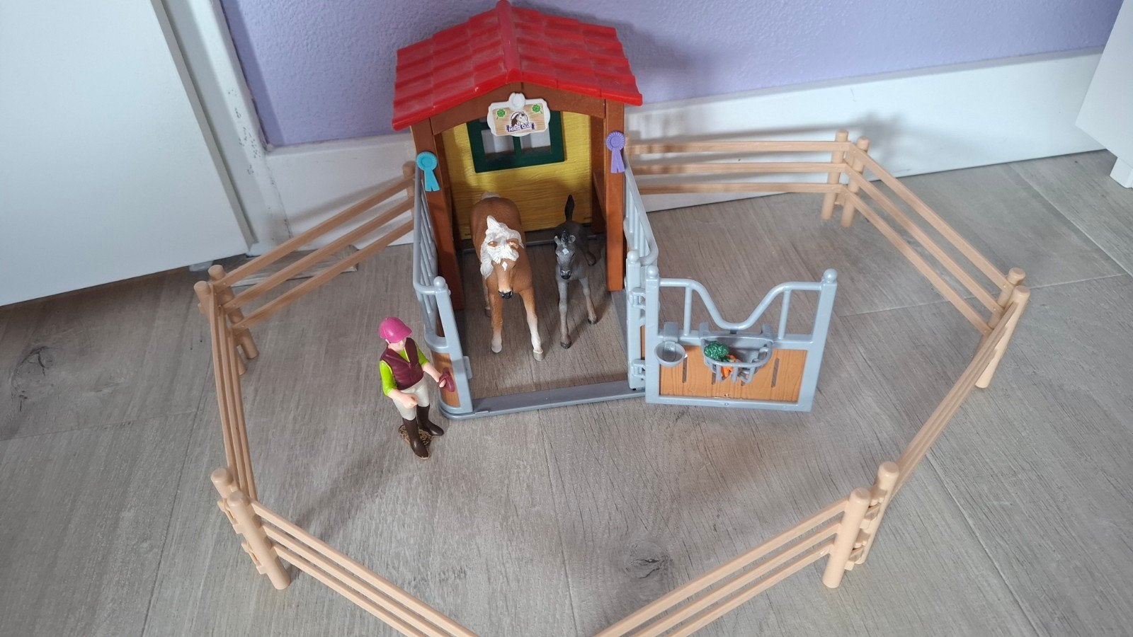 Schleich stal met paardje met veulen, Ophalen of Verzenden, Zo goed als nieuw