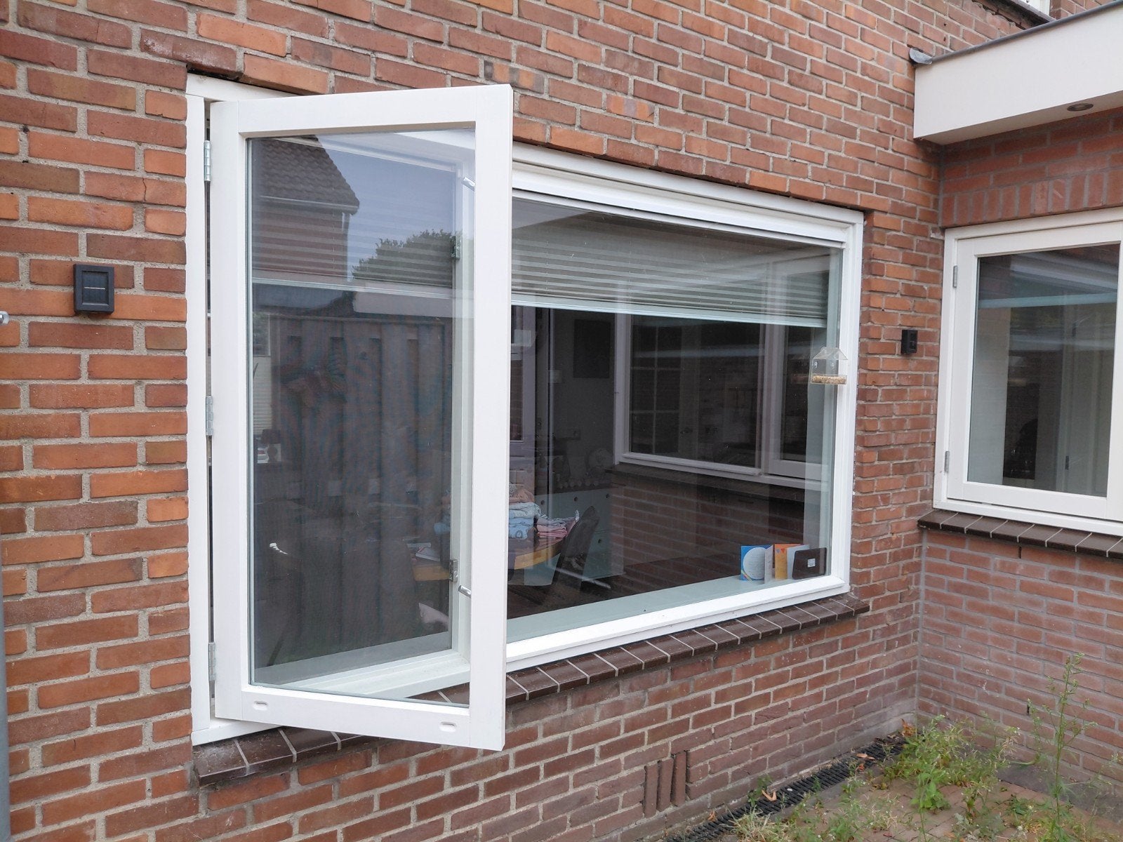 Hardhouten raamkozijn met HR++ glas, hor en plissegordijn, Ophalen, Gevelraam of Ruit, 120 tot 160 cm, Zo goed als nieuw