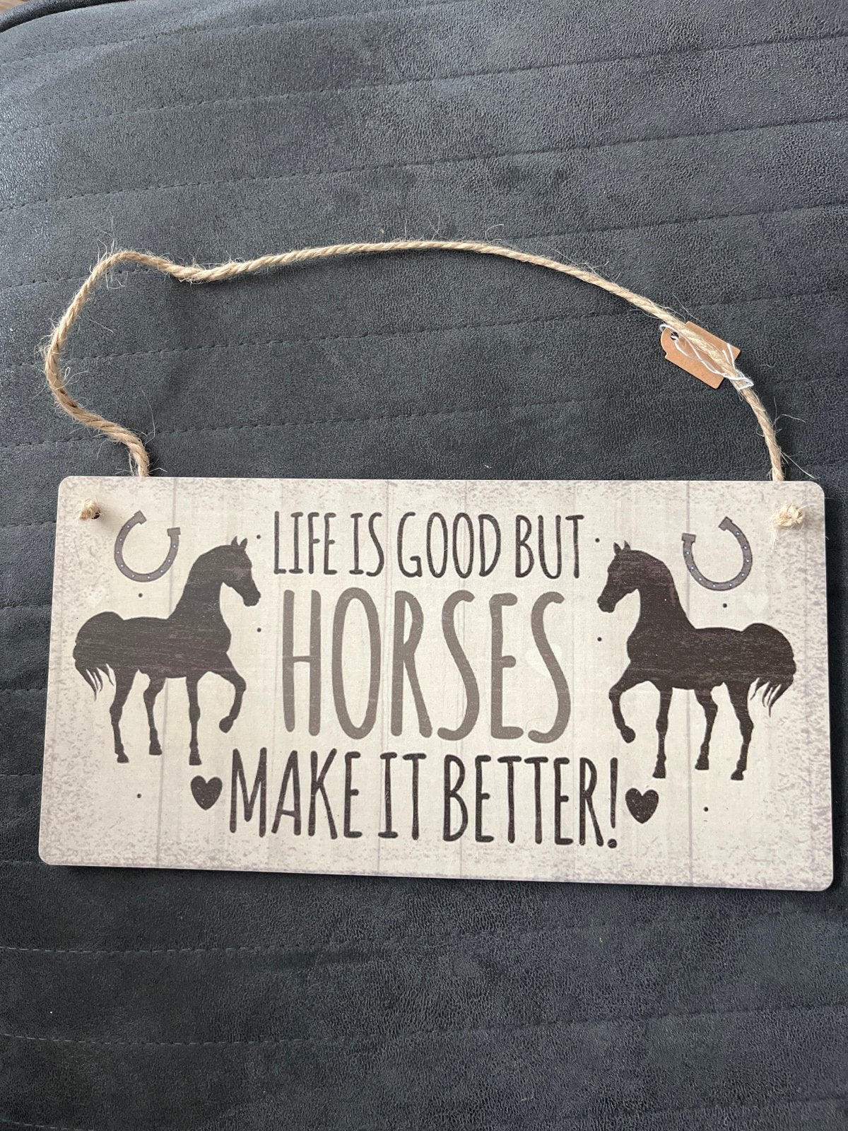 Nieuw decoratief bordje 'Life is good but Horses make it bet, Huis en Inrichting, Ophalen of Verzenden, Nieuw